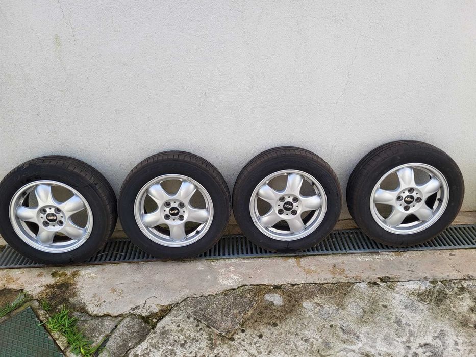 Pneus e Jantes de Mini em Excelente Estado