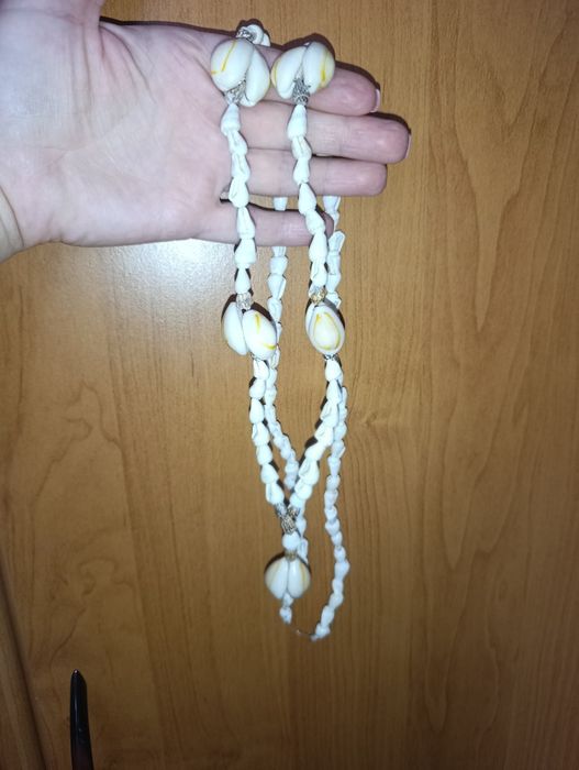 Długi naszyjnik z naturalnych muszelek kauri – styl boho / lato