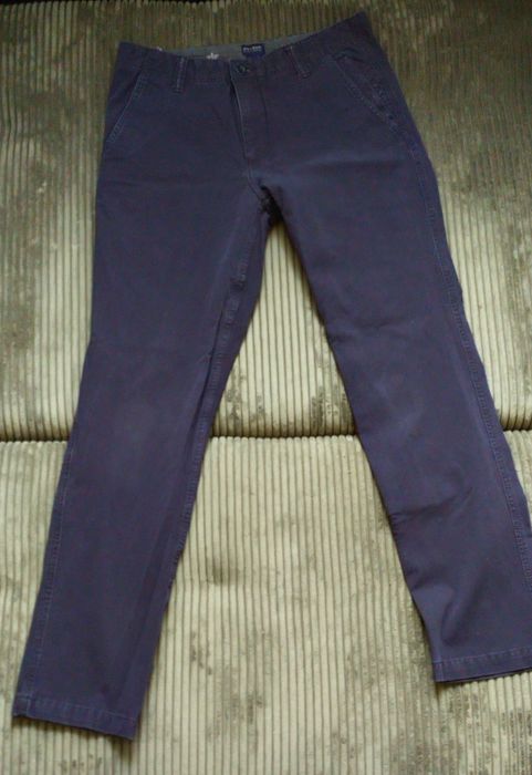 granatowe spodnie materiałowe Dockers