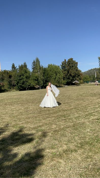Продам білу весільну сукню від Anabel зі шлейфом