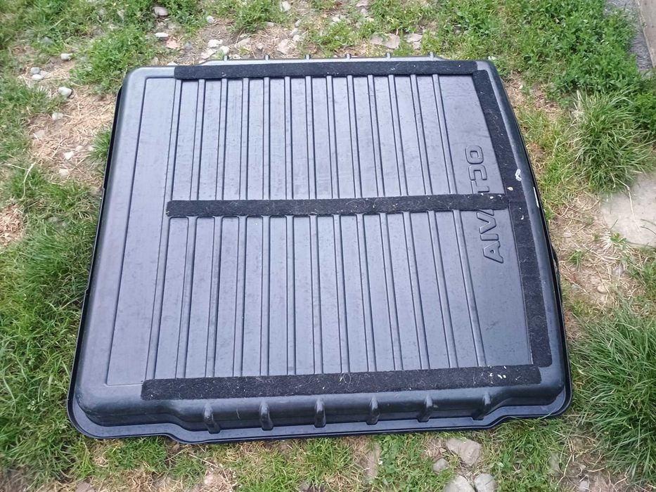 Mata korytko taca, do bagażnika Skody Octavia