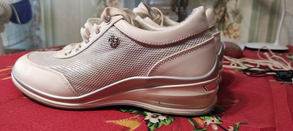 Кросівки жіночі , р.38