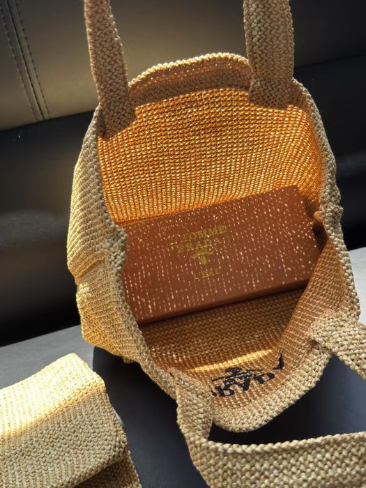 Плетена сумка Prada
