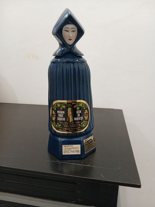 Garrafa em Cerâmica A Mulher de Capote