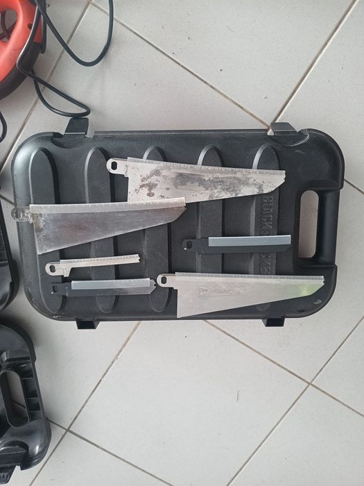 6 laminas  escorpiao, duas malas e  duas serras black decker para peças