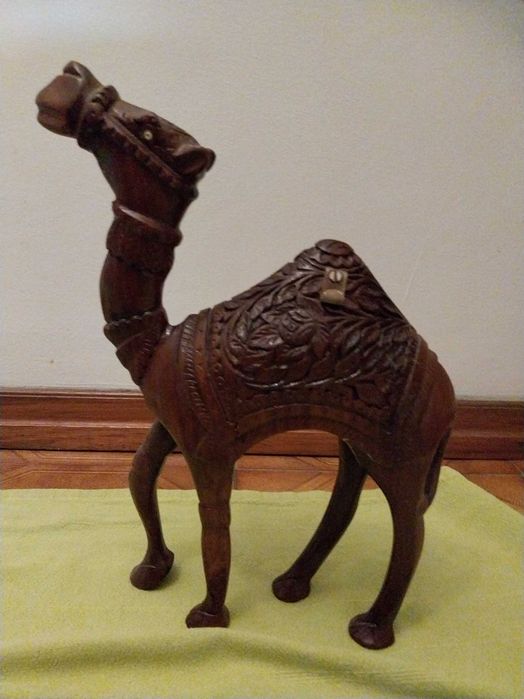 Estatuetas em madeira