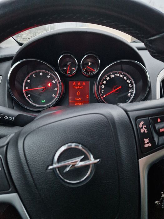 Opel Astra J 1.4 Turbo z  2010 roku w  bardzo dobrym  stanie