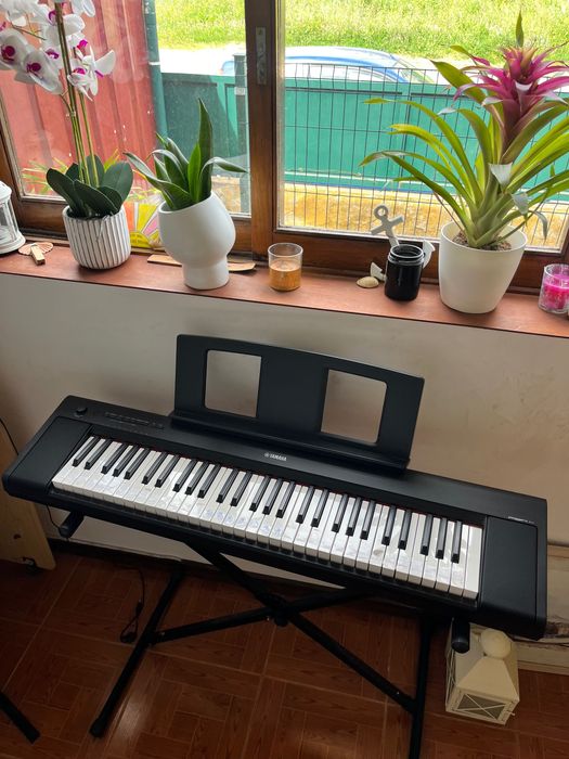 Piano digital portátil com suporte Yamaha
