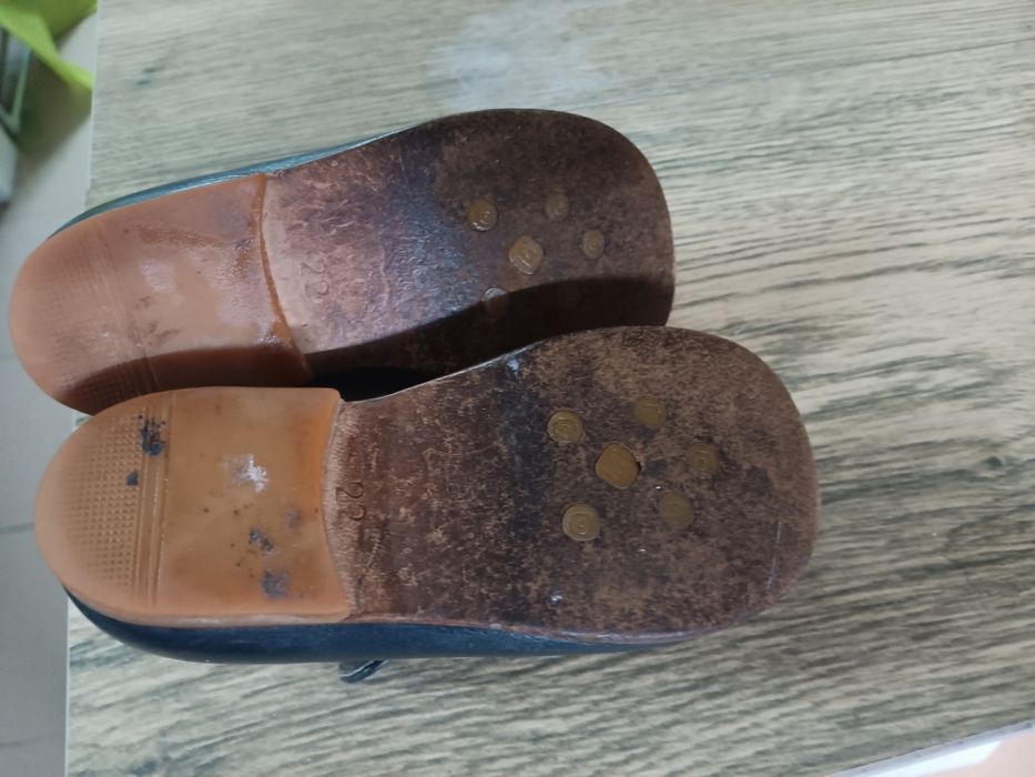 Sapatos azuis menina n22
Sola de borracha e couro
Em bom estado