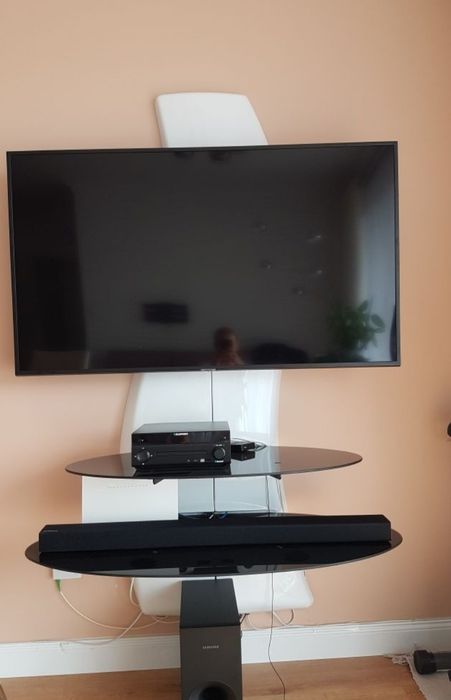 Półka ścienna pod TV z maskownicą kabli