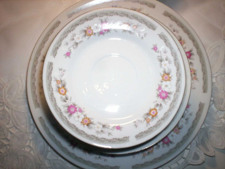 serviço de chá com motivos florais