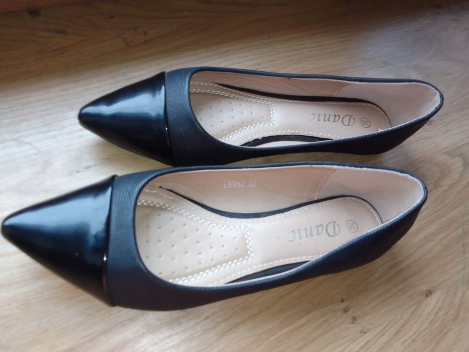 Sprzedam buty czarne nowe roz. 38