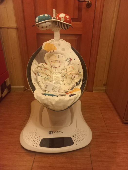 Заколисуючій центр для нємовля momo