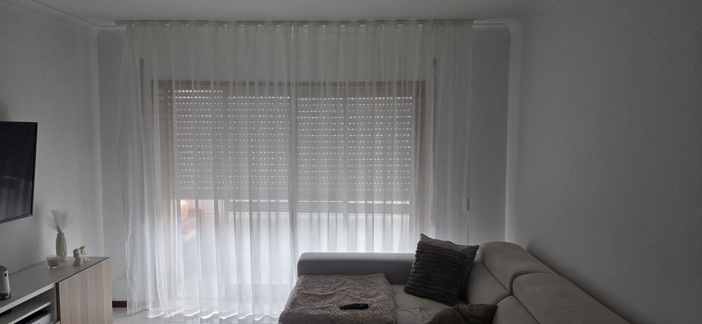 Conjunto Completo de Cortinados Brancos com Calhas e Molas