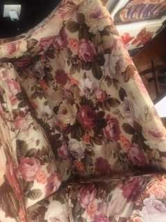 Sofa de dois lugares em flores