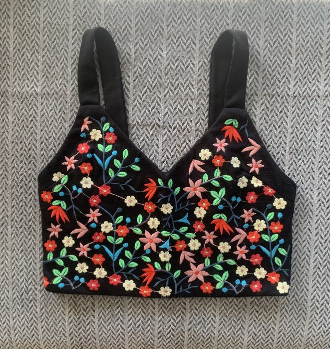 Top preto floral