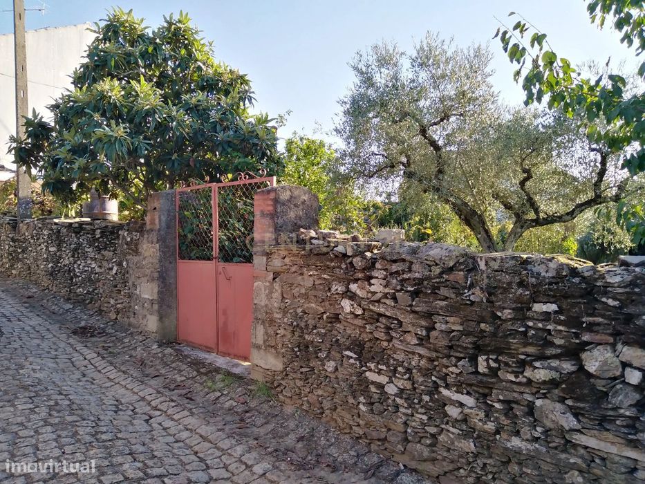 Terreno Rústico com duas construções, Amarelos, Castelo Branco — Sarnadas de Rodão, Castelo Branco
