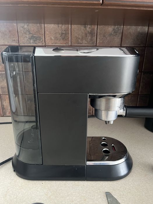 Ekspres kolbowy DeLonghi Dedica Style EC685.BK