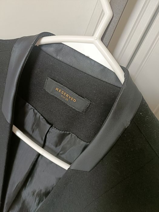 Taliowana marynarka czarna Reserved 36 z zamkami i poduszkami