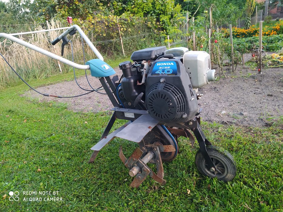 Glebogryzarką spalinowa silnikiem Honda.