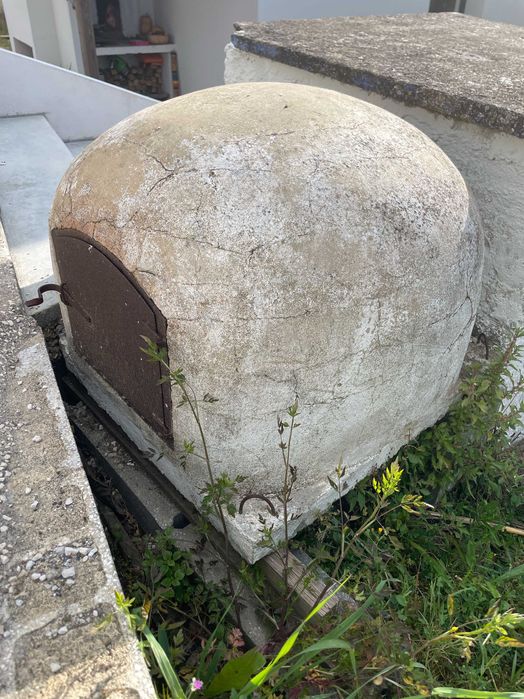 Forno a lenha tradicional tijolo antigo– pizzas, pão.