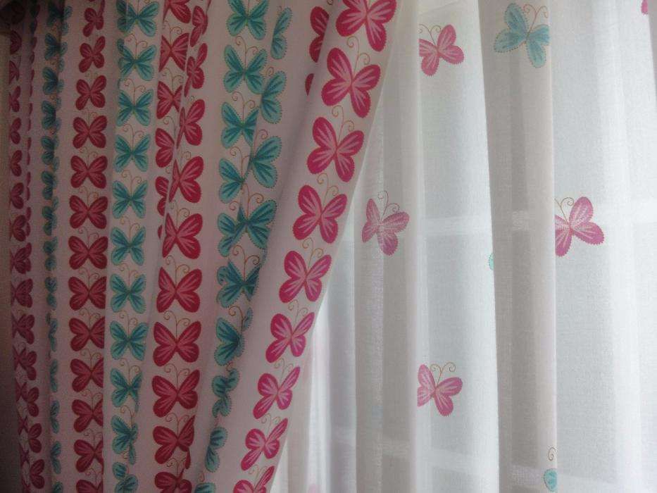 Cortinado com Bandas com Flores e Borboletas e Sanefa Forrada