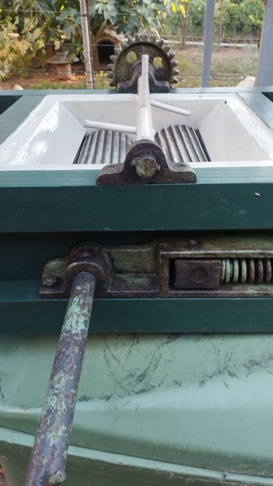 Esmagadora manual para uvas