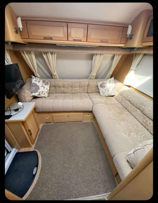 Caravana Elddis cama em ilha