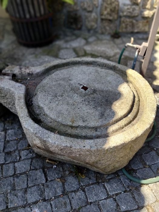Lindas pias em pedra talhada a mão