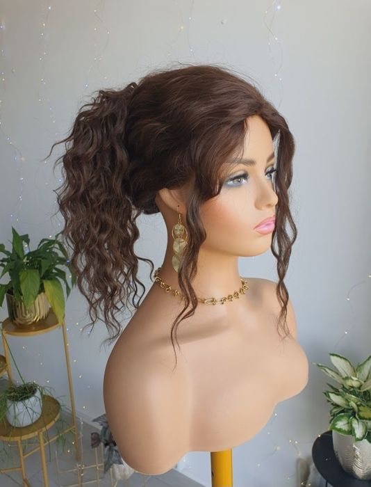 Długa lekka peruka fale loki naturalny brąz naturalna fryzura