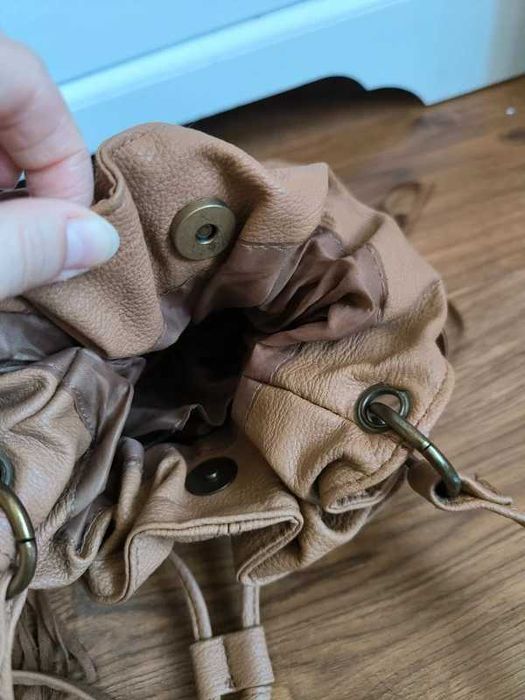 Torebka z frędzlami i ćwiekami w stylu boho jednokomorowa.