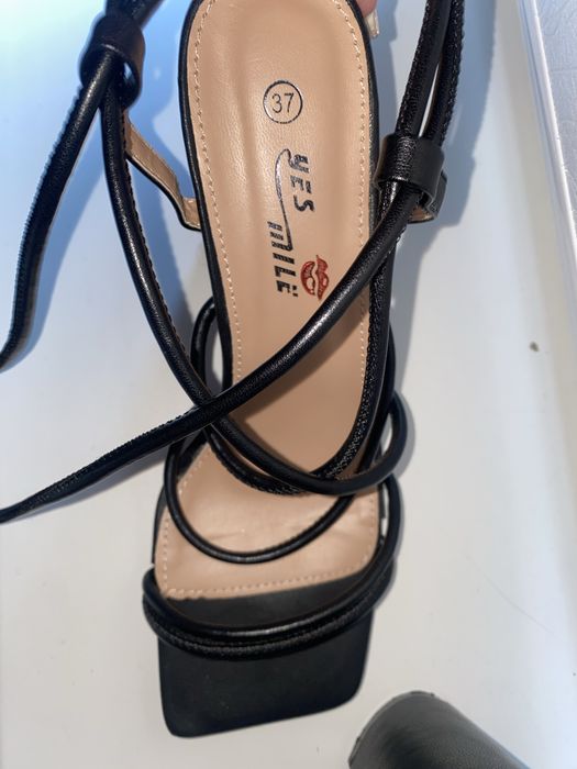 Стильні босоніжки на високих підборах