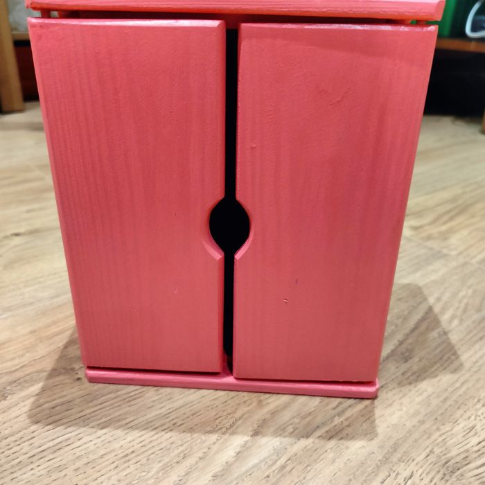 Drewniana szafa dla lalek