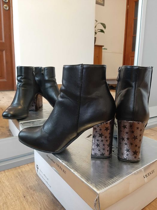 Czarne botki z obcasami w gwiazdki, 36