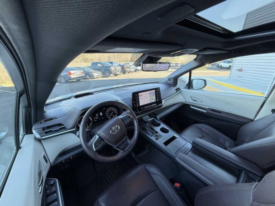 Toyota Sienna Platinum 7-Passenger      2023