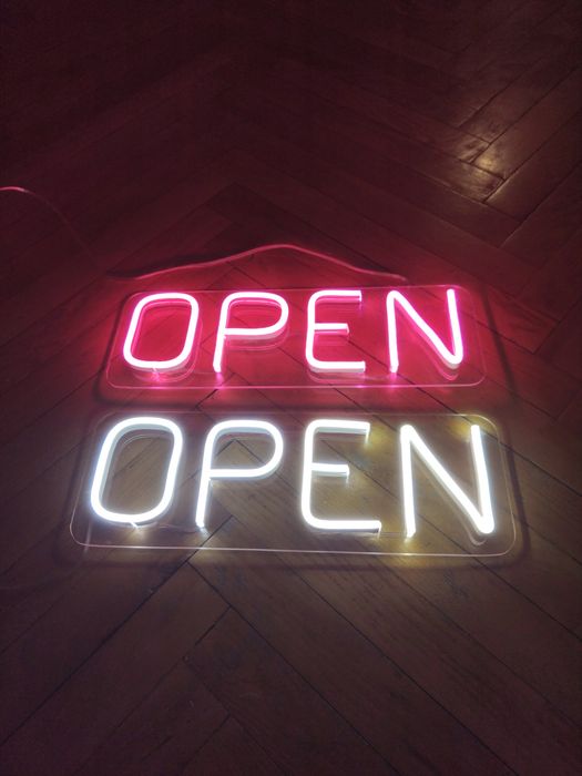Неонова вивіска OPEN