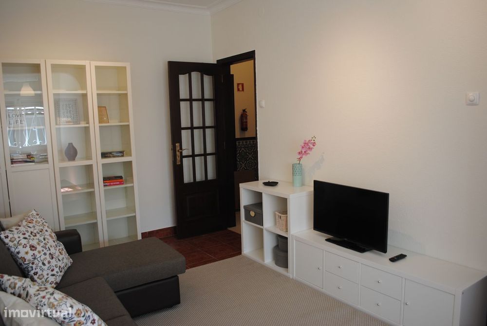 Apartamento T2 com terraço em Linda-a-Velha