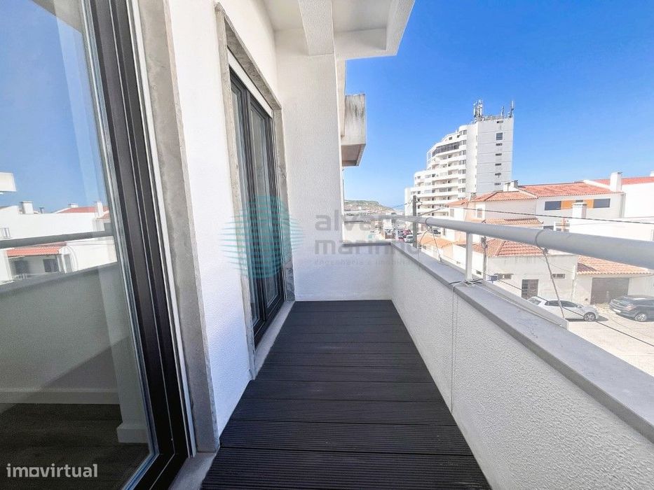 Apartamento T2 com Vista Mar, Garagem e Totalmente Remodelado