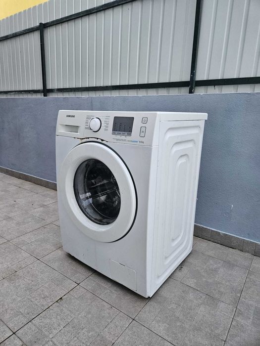 Máquina de lavar a funcionar, com avaria
