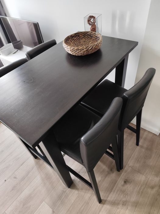 Mesa alta com 4 cadeiras