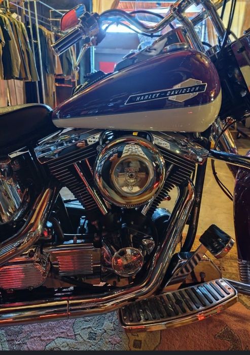 Uma Harley softail heritage classic unica, muito bem  estimada.