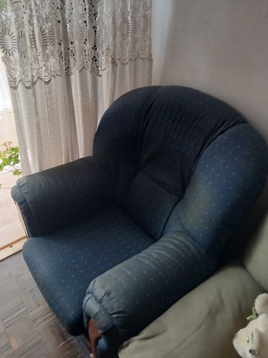 sofá azul com madeira