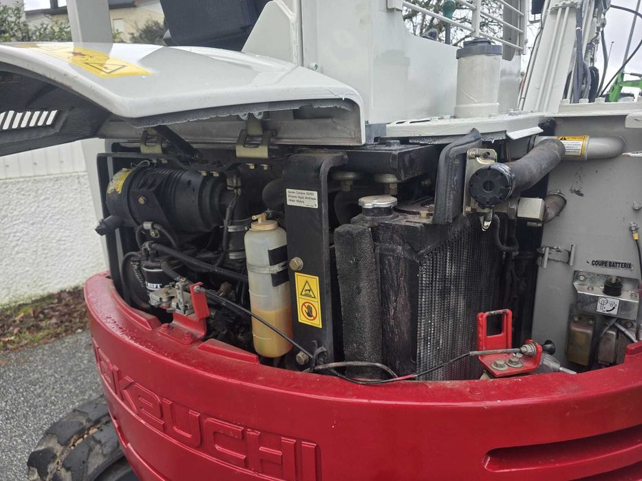 Mini Giratória  Mini Escavadora Takeuchi TB138FR