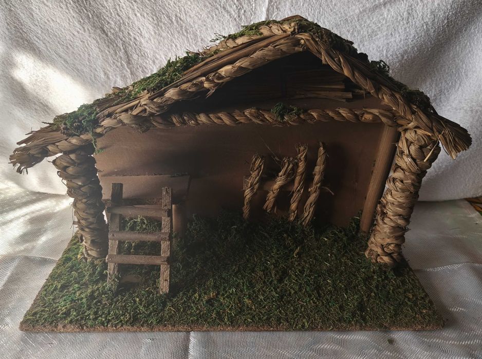 Presépio antigo com 11 peças mais cabana