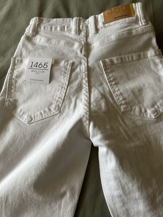 Calças brancas tipo ganga da marca stradivarius