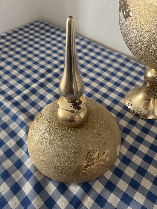 Peça Decorativa Oriental Dourada com flores/folhas