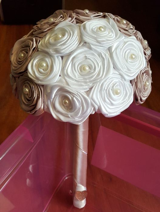 Bukiet kawowo-biały ze wstążki satynowej