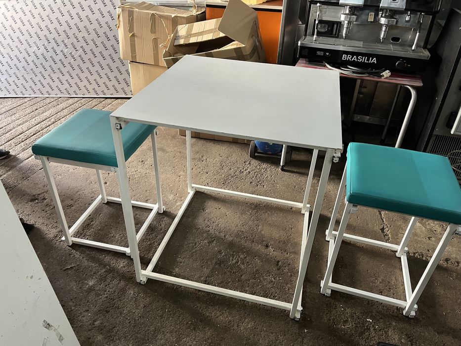 Conjunto Mesa e 2 bancos em Chapa forrados