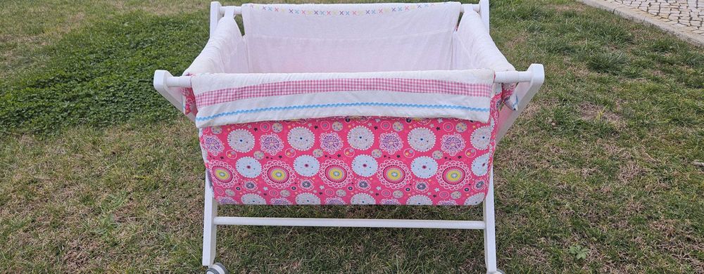 Berço bebé rosa com oferta dos lençóis de verão e de inverno