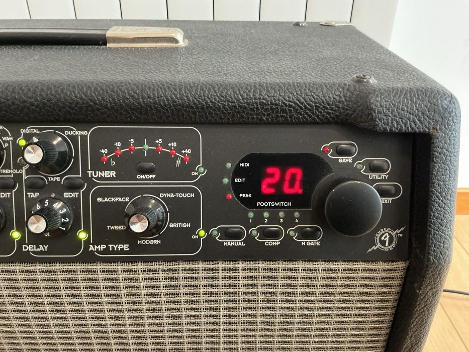 Fender Cyber-Deluxe 65W (C/ Pedal 4-Botões) – Raro/Vintage Digital
